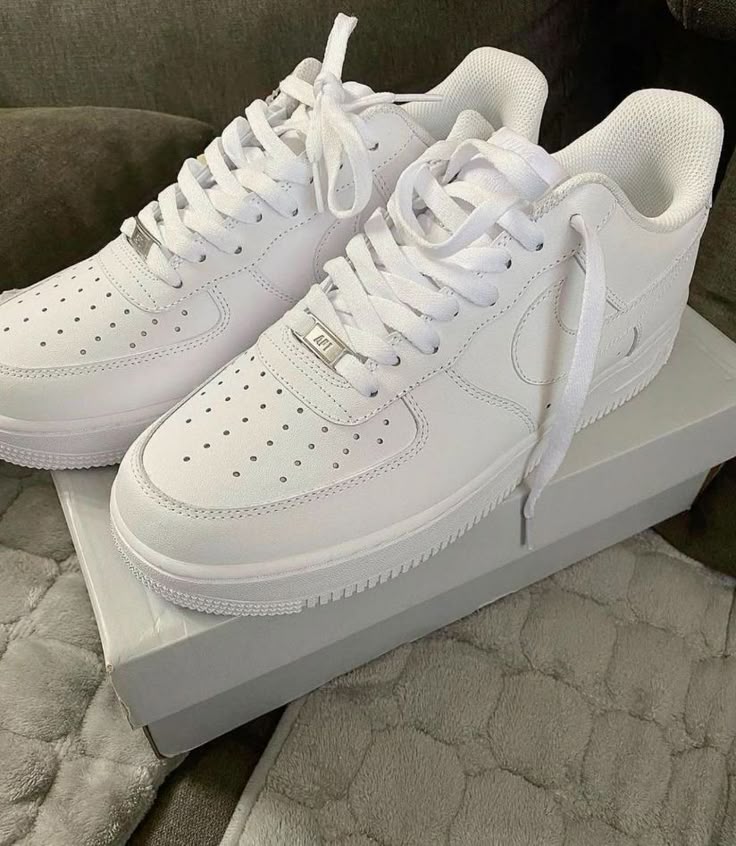 NIKE AIR FORCE 1